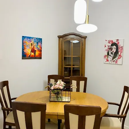 Main Square Apartment *